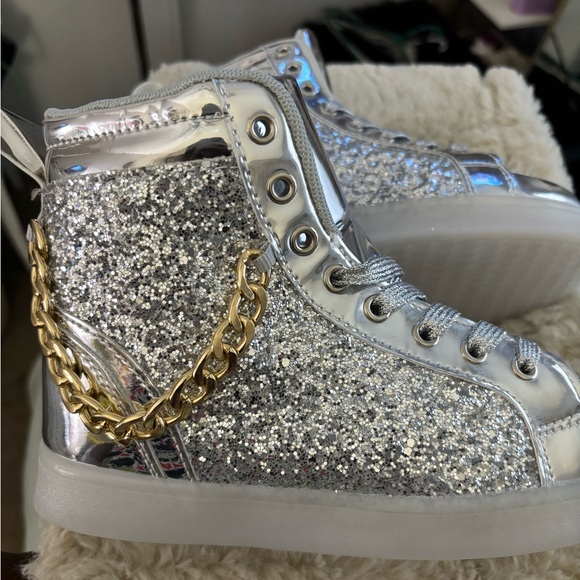 NWOT Silver Glitter High-Top Sneakers w/Gold Chain & 8 light variations, Size 4 - Picture 7 of 10